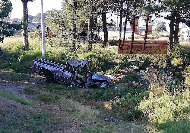 Comerciantes sufren accidente; una mujer queda prensada tras volcadura, en Teolocholco