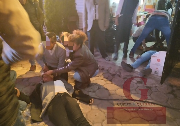 Se cae barandal y resultan al menos cuatro personas lesionadas, en Tzompantepec