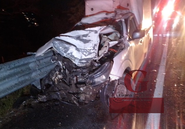 Por esquivar un neumático, auto colisiona contra la barra metálica, en Periférico Tlaxcala