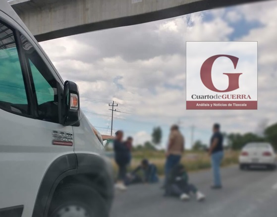Estudiantes de Cecyte son atropellados al no usar puente peatonal, en Mazatecochco, en límites con Papalotla