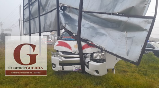Camioneta de transporte público se impacta contra un anuncio, en Tetla; hay seis lesionados