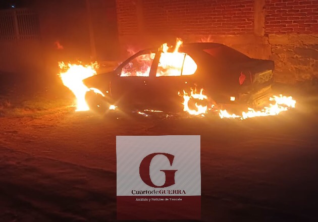 Se incendia vehículo y deja daños materiales, en Huiloapan, Panotla
