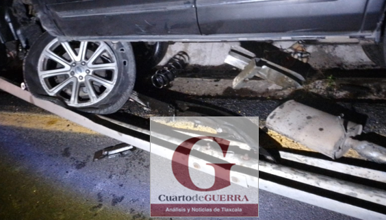 Abandonan camioneta chocada con propaganda de Morena, en Tezoquipan