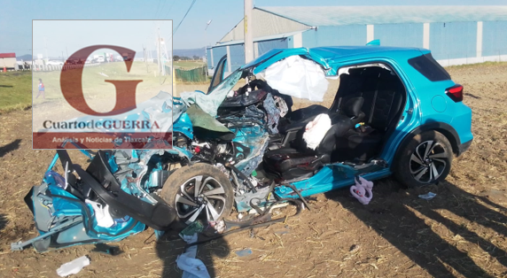 Hombre queda prensado en su camioneta pero sobrevive tras ser embestido por un tráiler, en Calpulalpan