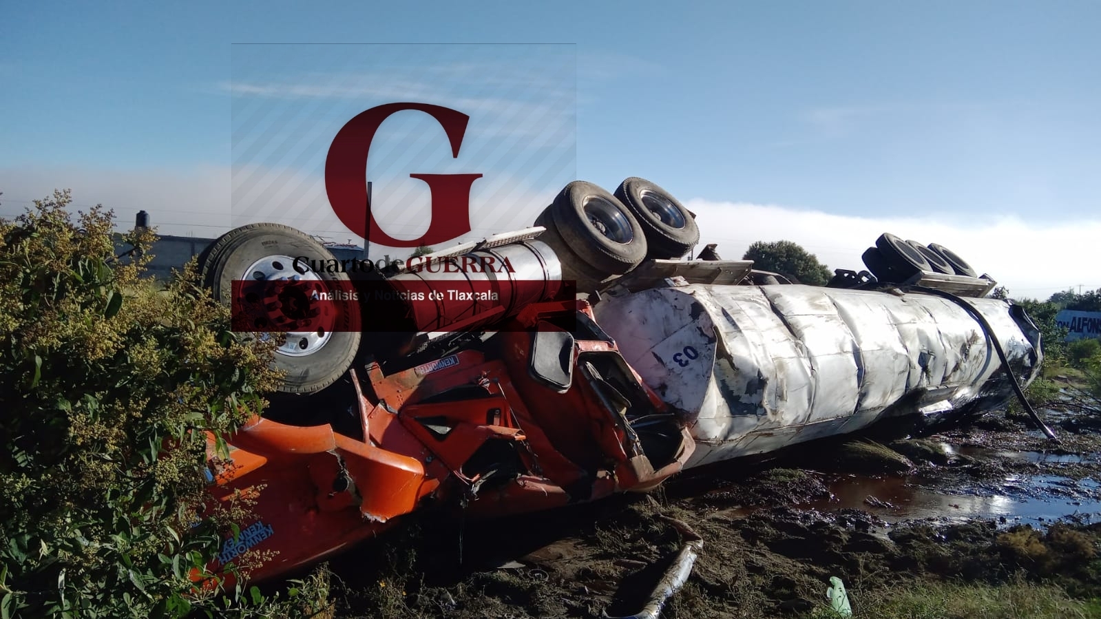 Vuelca tráiler acoplado a una pipa cargada de melaza, en Huamantla