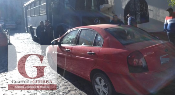 Autobús de la Policía Estatal invade carril y choca contra un auto, en la capital tlaxcalteca