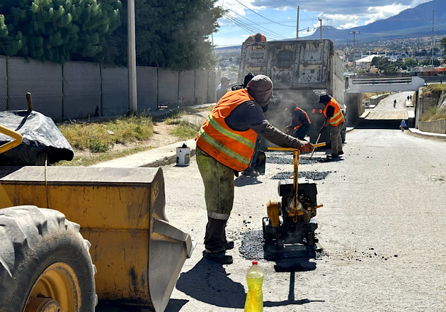Ejecuta Ayuntamiento de Huamantla limpieza y bacheo en el camino al panteón de Santa Anita