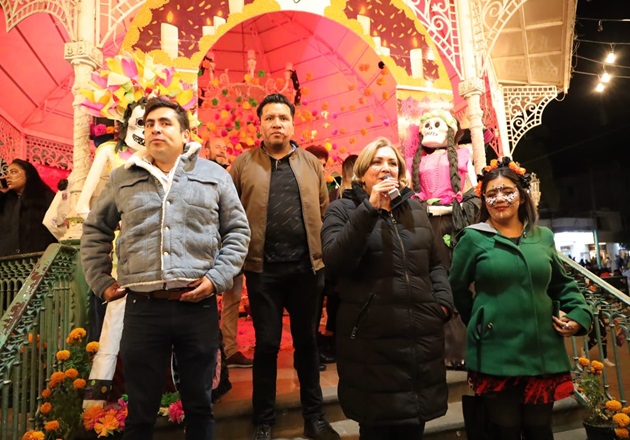 Niños de Chiautempan reciben dulces por la tradicional calaverita