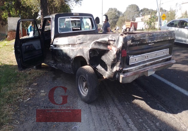 Deja dos personas lesionadas choque entre dos camionetas en la Vía Corta, a la altura de San Pablo del Monte