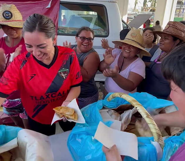 Dulce Silva lleva alimento a damnificados por 'Otis' en Guerrero