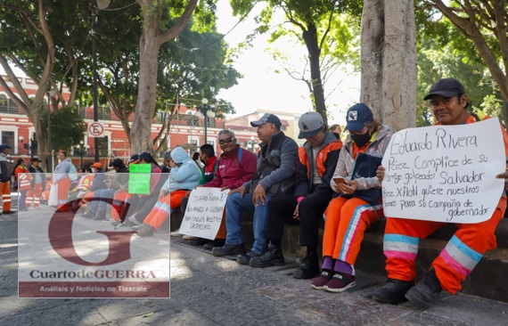 Trabajadores del servicio de limpia se manifiestan afuera del palacio municipal, en Puebla