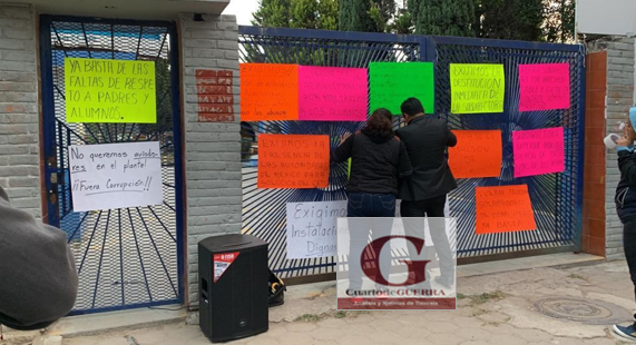 Cierran padres instalaciones del Cetis 132; denuncian presuntas anomalías financieras