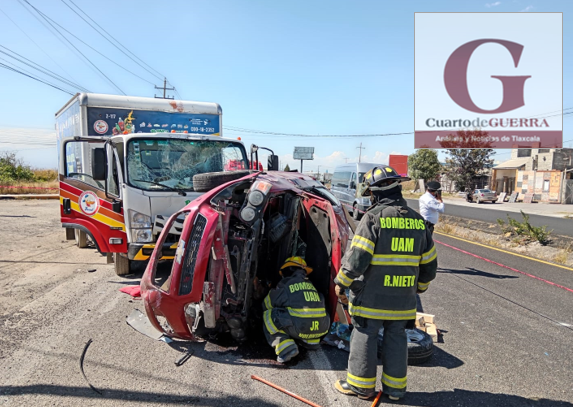 Muere un hombre tras fatal choque entre camión refresquero y automóvil, en San Pablo del Monte