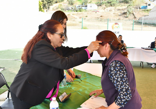 Beneficia SMDIF Huamantla a 40 familias con la entrega de lentes gratuitos