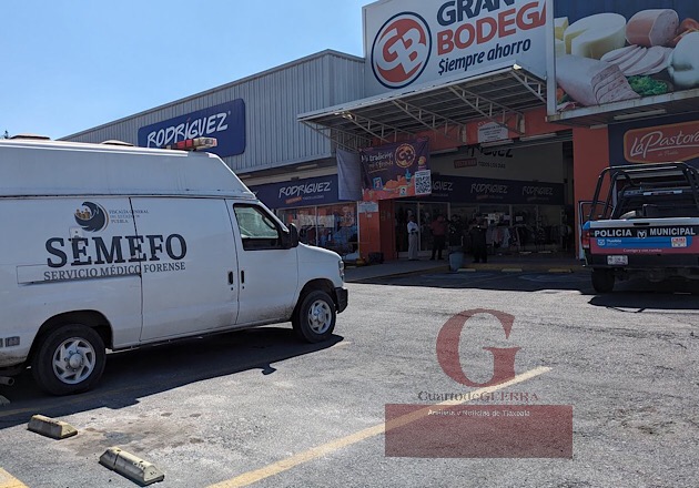 Encuentran feto en baños de plaza Loma Bella, en Puebla