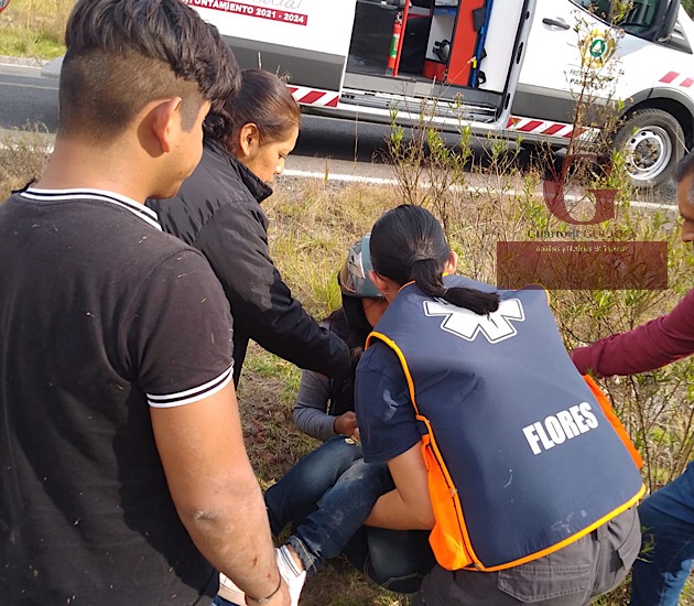 Pareja lleva a su hija sin casco y la manda al hospital tras derrape de moto, en Panotla