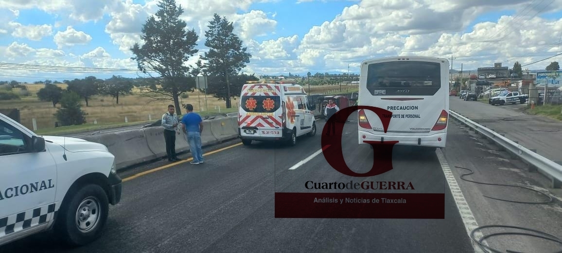 Vuelca camioneta sobre la México-Veracruz, a la altura de Xaloztoc