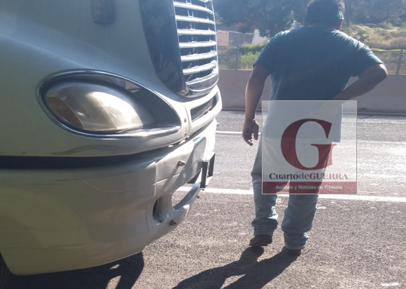 Sufre trailero asalto cuando se encontraba estacionado frente a una empresa, en Tetla