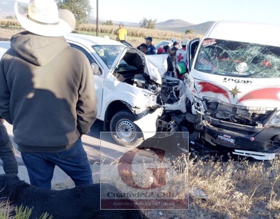 Choque entre colectiva y camioneta particular, deja al menos 10 personas lesionadas, en Tetla