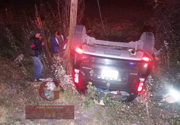 Conductora vuelca y resulta ilesa junto con su menor hijo, en Ixtacuixtla
