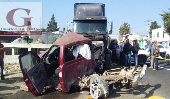 Muere mujer y su cuerpo queda prensado tras choque entre tráiler y camioneta, en Calpulalpan
