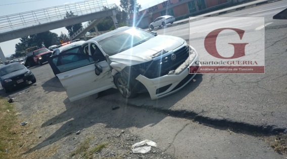 Carambola en Tizatlán deja cinco lesionados y cuantiosos daños materiales
