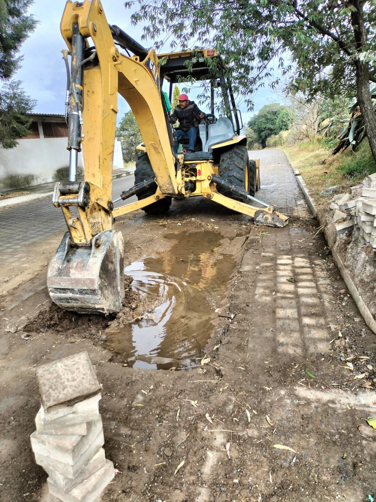 Repara gobierno de Tzompantepec desperfectos en tubería para brindar adecuado suministro de agua potable