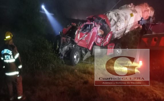 Vuelca pipa cargada de combustible en Hueyotlipan