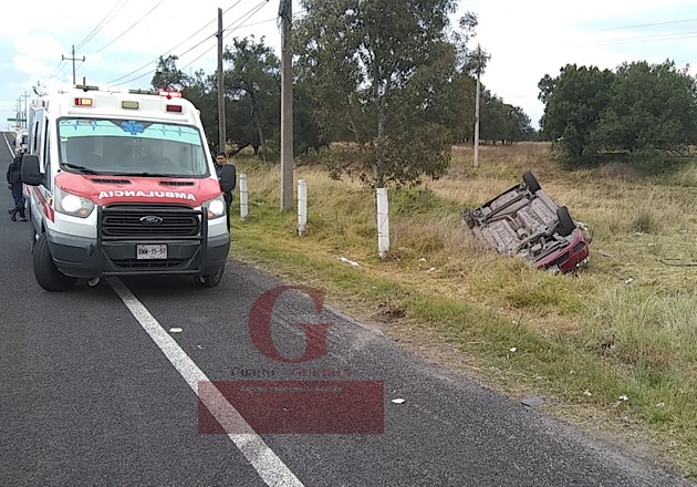 Daños materiales y al menos dos lesionados deja volcadura en la México-Veracruz