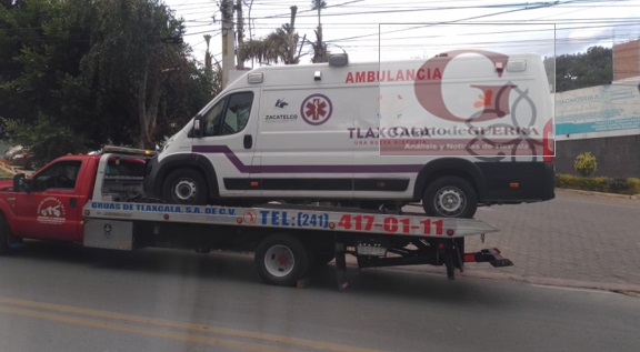 Conductor de ambulancia de Zacatelco choca contra auto que estaba estacionado