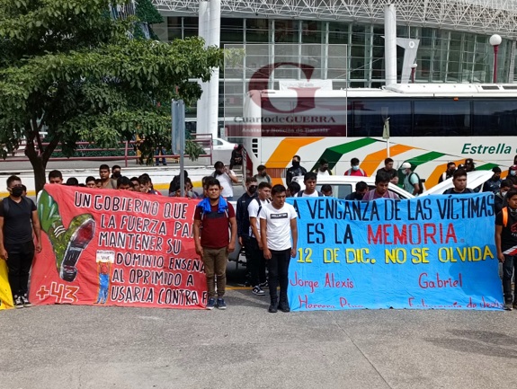 Realizan mitin normalistas al exterior de palacio de gobierno, en Guerrero