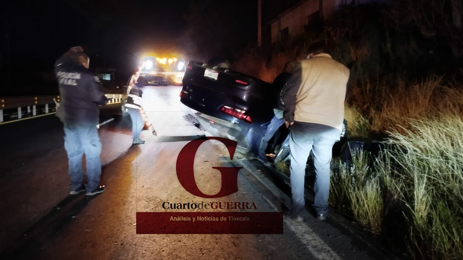 Vuelcan sobre la Tlaxcala-Texmelucan y sobreviven