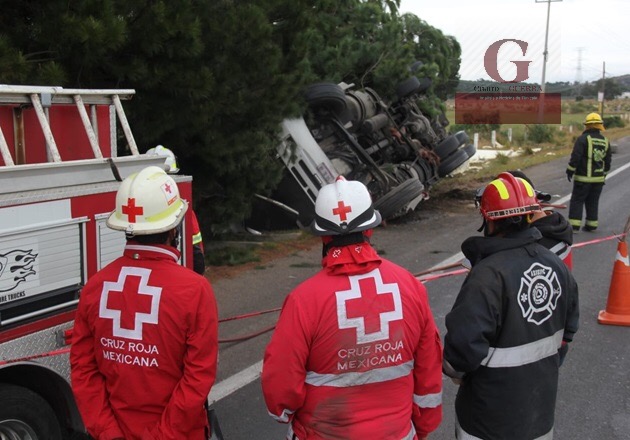 Muere trailero tras volcar y quedar aplastado por su unidad, en Tetla