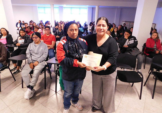 Blanca Águila impulsa educación y profesionalización, con entrega de becas de excelencia a trabajadores de base