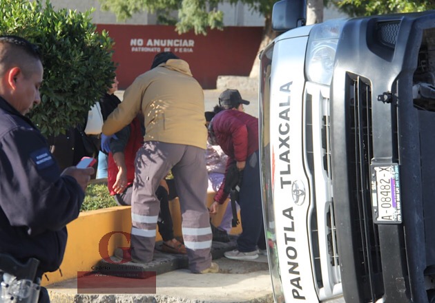 Al menos cinco lesionados tras volcadura de una camioneta de transporte público, en el Trébol