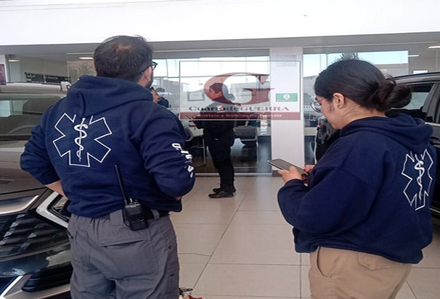 Con pistola en mano, par de sujetos asalta a clientes dentro de agencia de autos, en Apizaco