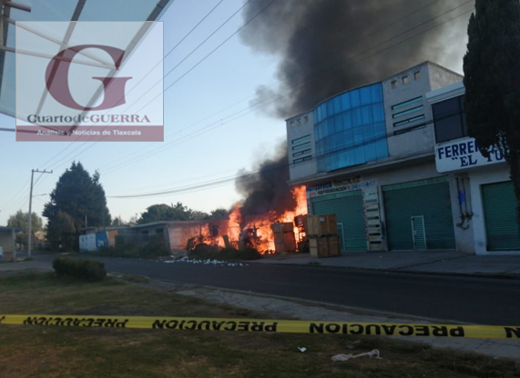 Se incendia predio que almacenaba cartón y madera, en Tlaltelulco