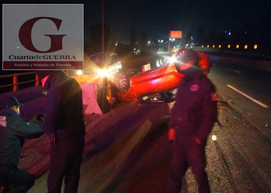 Deja dos lesionados volcadura de un automóvil, en la Apizaco-Tlaxcala