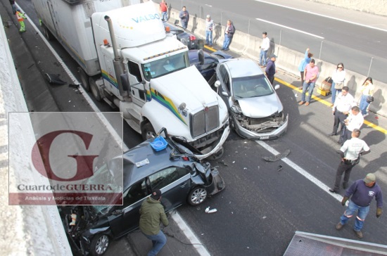 Aparatoso accidente provocado por un tráiler deja cuantiosos daños materiales, en Xaltocan