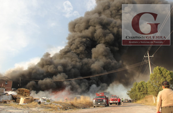 Se registra fuerte incendio en inmueble dedicado al reciclaje de plástico, en Xaltocan