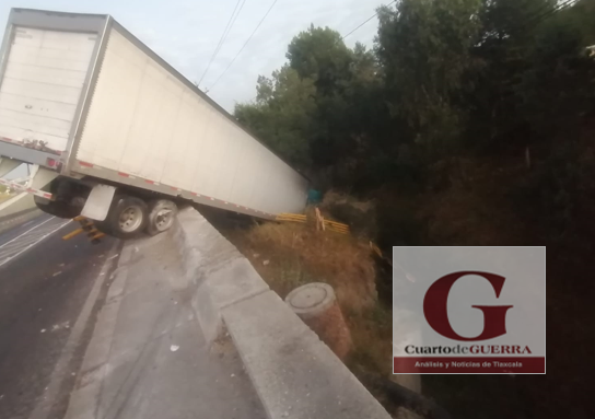 Tráiler se va al fondo de barranquila, en Xaltocan