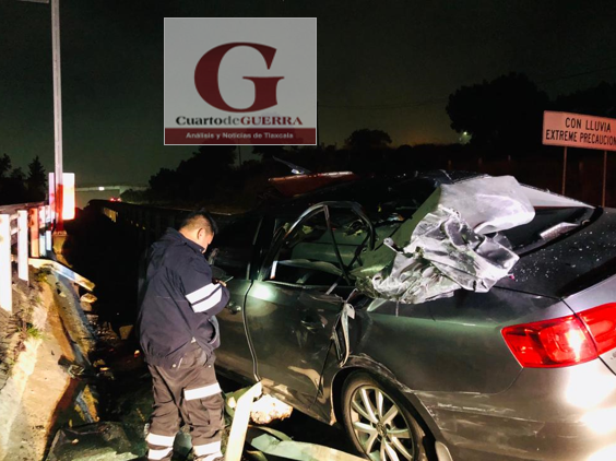 Ebrio conductor se salva de incrustarse la barra metálica, en la Apizaco-Tlaxcala