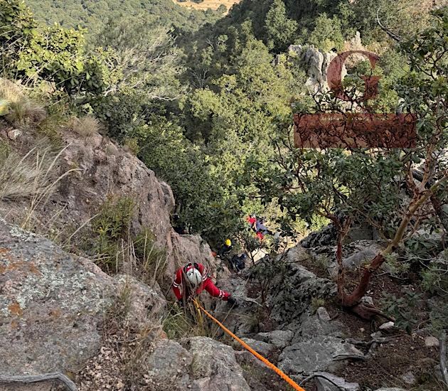 Cruz Roja y otros cuerpos de emergencia, rescatan a joven que cayó a un barranco, en el Cuatlapanga