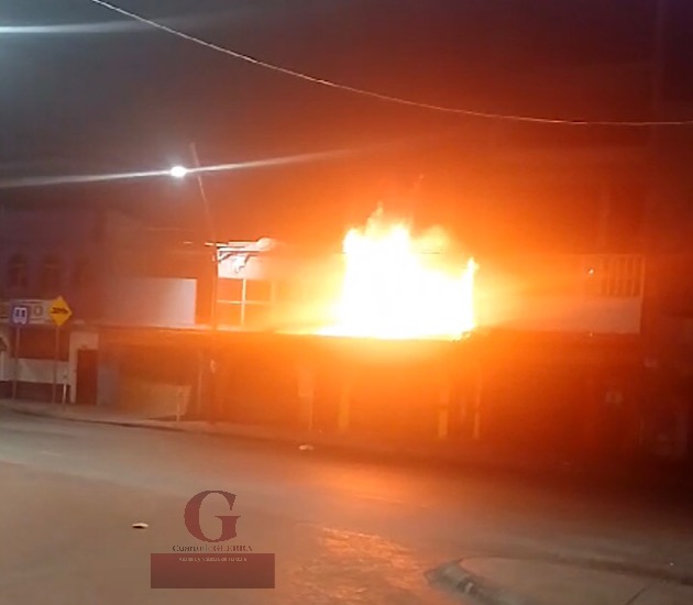 Se incendia negocio de comida, a un lado de la Central Camionera de Tlaxcala