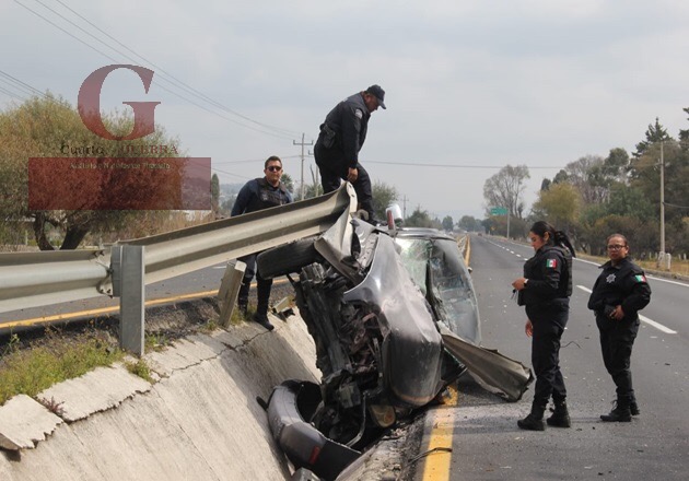 De milagro salvan la vida y abandonan su camioneta, en Ixtacuixtla