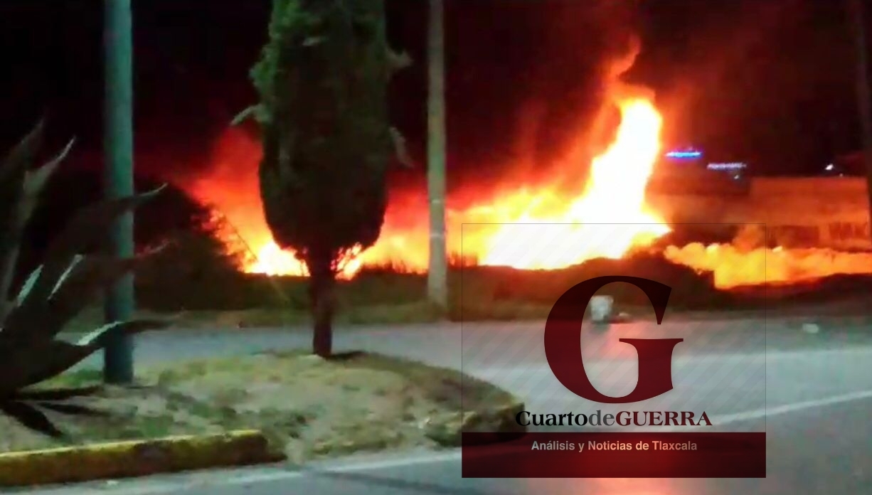 Incendian autobús de la línea Oro que atropelló y mató a un joven, en Ignacio Zaragoza, Huamantla