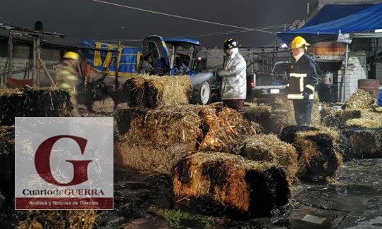 Se suscita incendio dentro de inmueble que guardaba pacas de zacate, en Calpulalpan