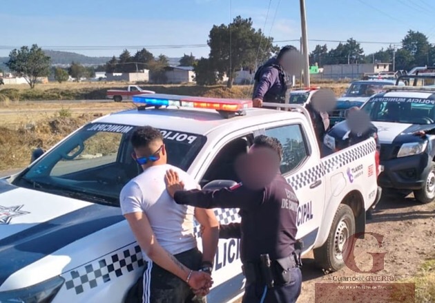 Tras persecución, policía recupera auto con reporte de robo y asegura a tres personas, en Tlaxco