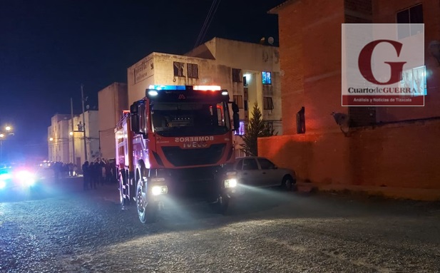 Sofoca Policía de Apetatitlán incendio en vivienda de unidad habitacional Petroquímica