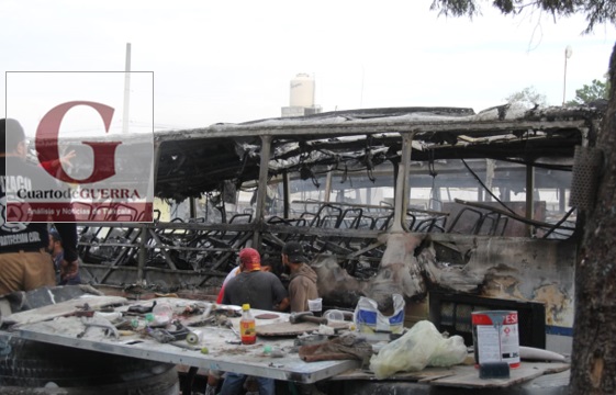 Error humano provoca incendio en taller de hojalatería y pintura, en Apizaco